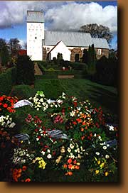 Blomsterne på fars grav foran Fåborg kirke