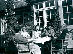 Med Ida, Gerda og far og mor i haven i Allerslev