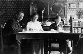 Jacob Chr. Holdt, Ane Sofie og farmor Kristiane skriver forlovelseskort aug. 1919  