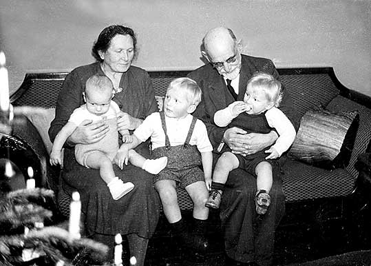 Ane Sofie og Even Marstrand med børnebørn: Jacob Holdt, Per og Eivind Marstrand