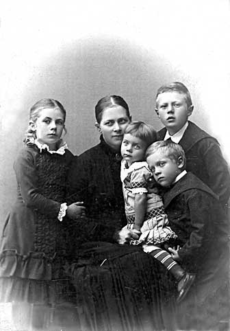 Christiane Holdt f. Hummel med børn - Benedicte Andrea,  Anna Magdalene, Olav og Jacob Christian Gotfred Holdt