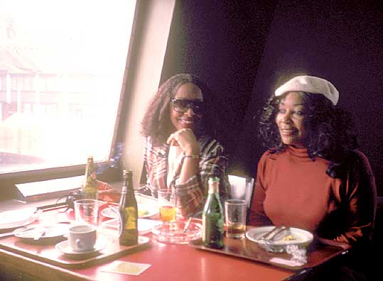 Annie med tvillingesøsteren Janet på besøg i København