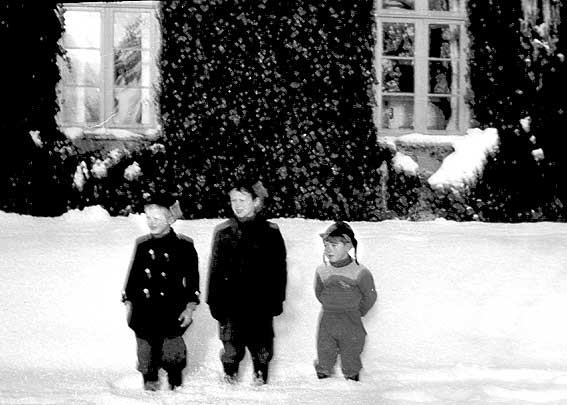 Niels Jørgen, jeg og Jens i sneen i haven foran den gamle præstegård ca. 1953