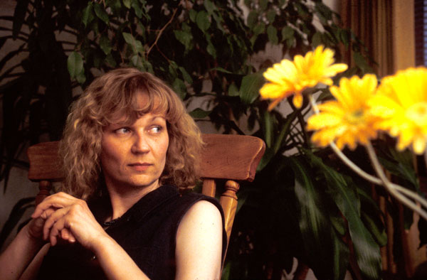 Lisbeth Schneider med blomster i sin lejlighed