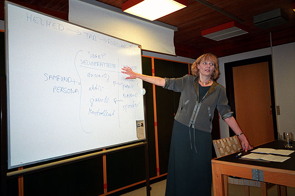 Lisbeth Schneider under foredrag 